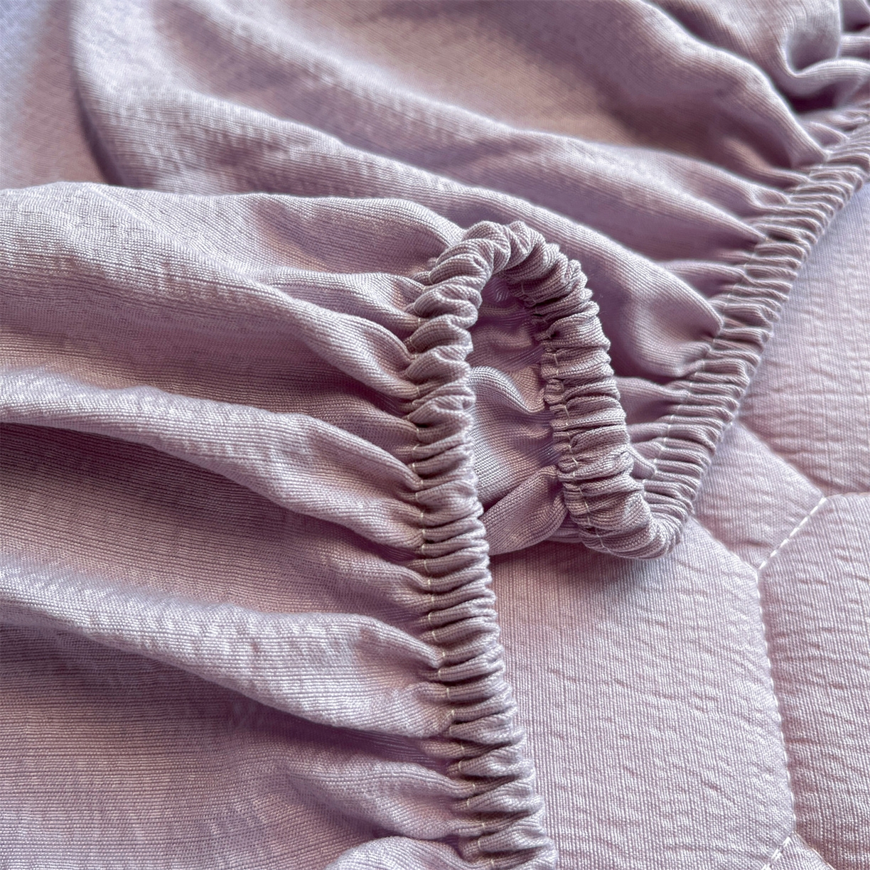 91家纺网 家纺一手货源 找家纺 布卢姆床垫 2025新款A类皱皱纱印花夹棉床笠 花园小兔