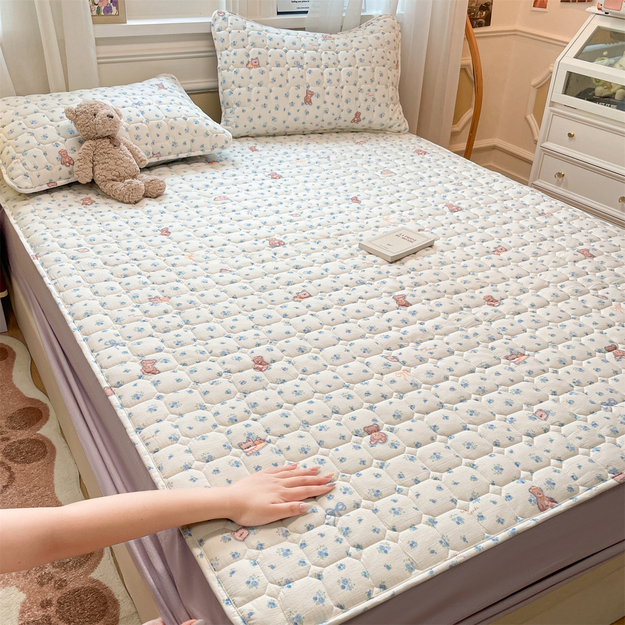 91家纺网 家纺一手货源 找家纺 布卢姆床垫 2025新款A类皱皱纱印花夹棉床笠 快乐家族