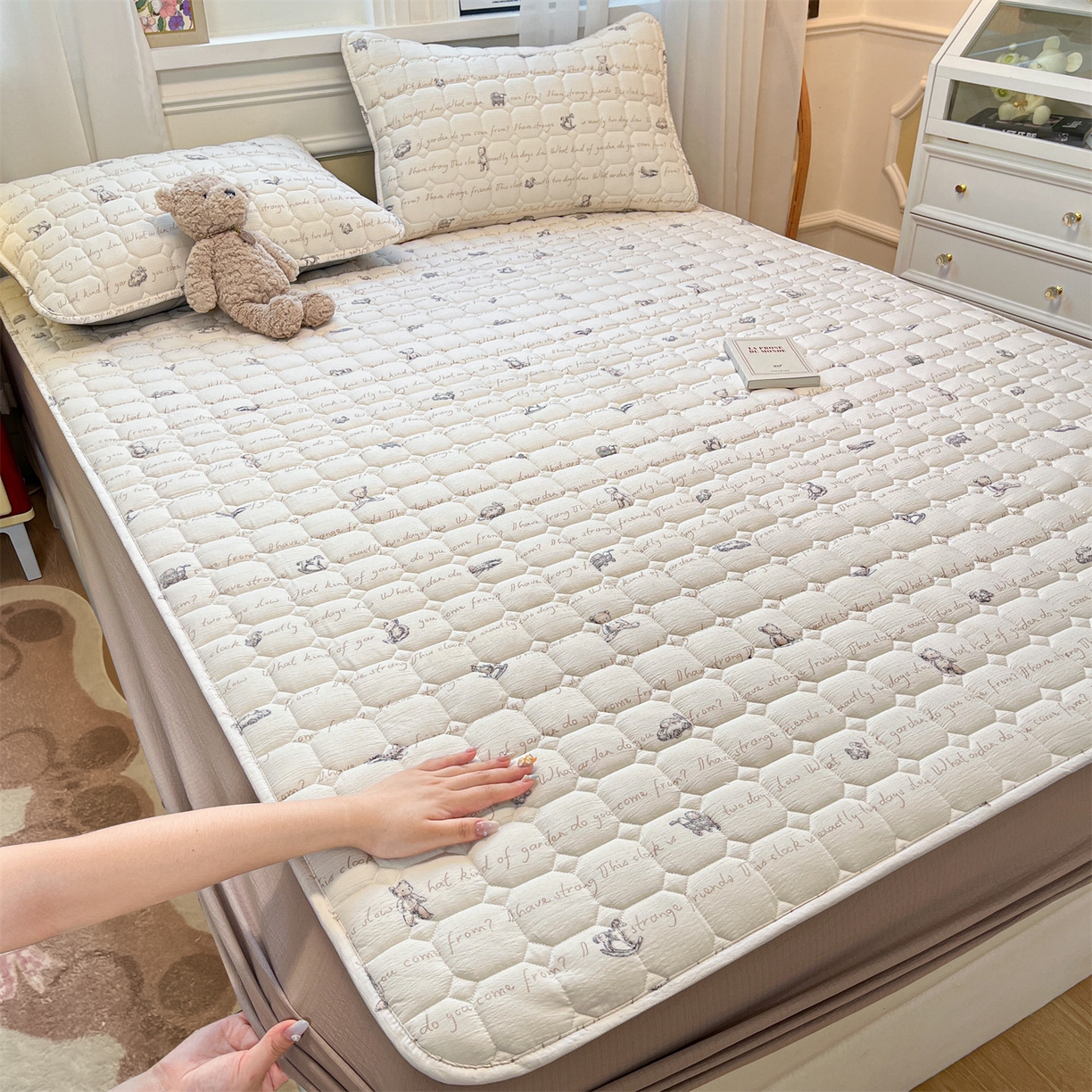 91家纺网 家纺一手货源 找家纺 布卢姆床垫 2025新款A类皱皱纱印花夹棉床笠 极简主义