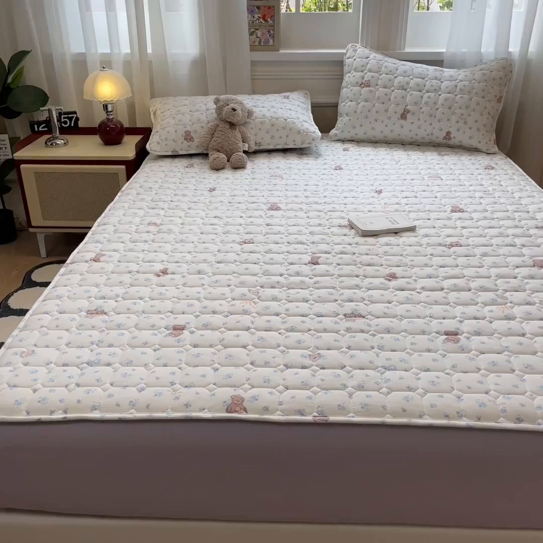 91家纺网 家纺一手货源 找家纺 布卢姆床垫 2025新款A类皱皱纱印花夹棉床笠 快乐家族