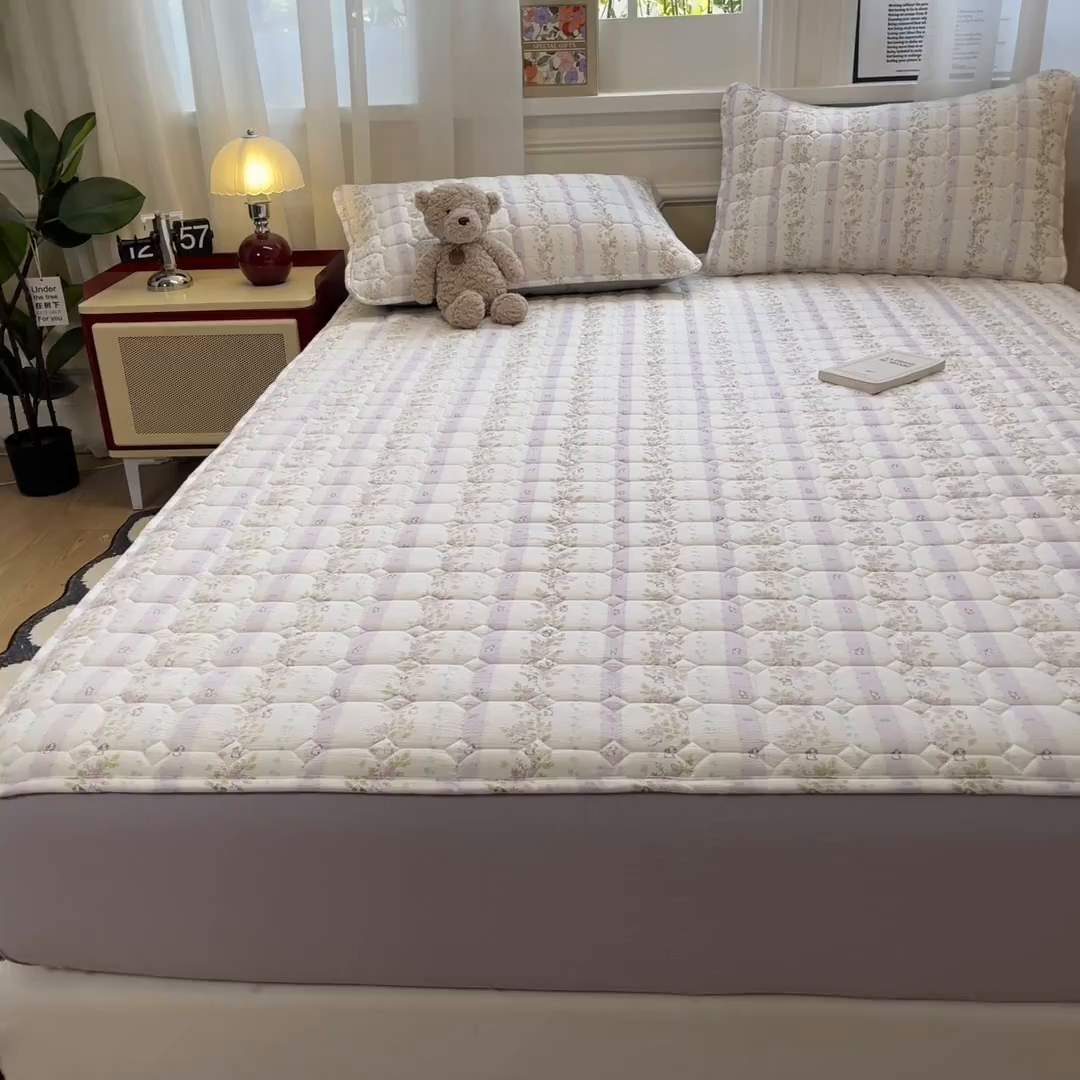 91家纺网 家纺一手货源 找家纺 布卢姆床垫 2025新款A类皱皱纱印花夹棉床笠 花园小兔