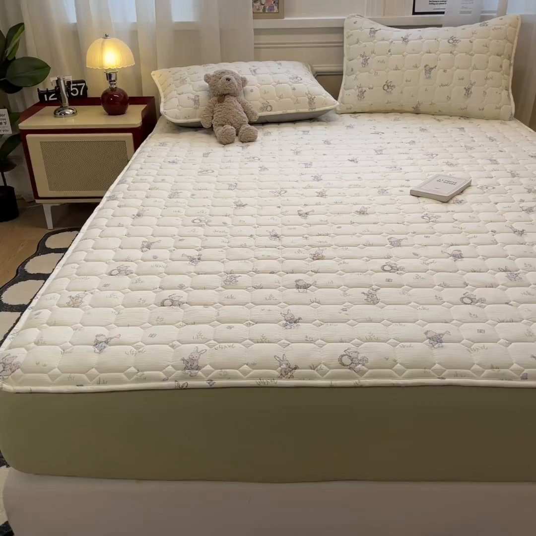 91家纺网 家纺一手货源 找家纺 布卢姆床垫 2025新款A类皱皱纱印花夹棉床笠 森林舞会