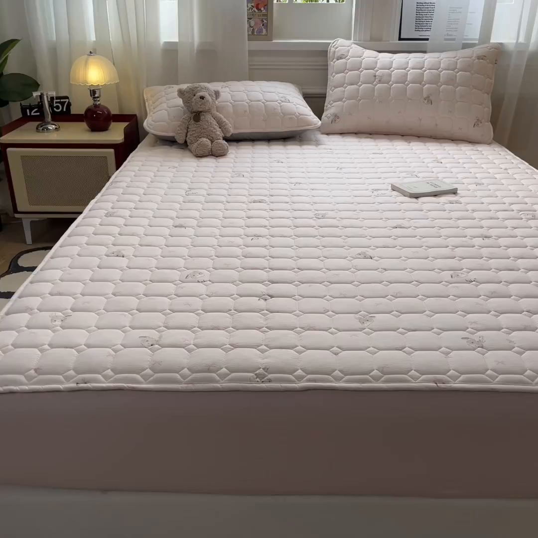 91家纺网 家纺一手货源 找家纺 布卢姆床垫 2025新款A类皱皱纱印花夹棉床笠 萌萌兔