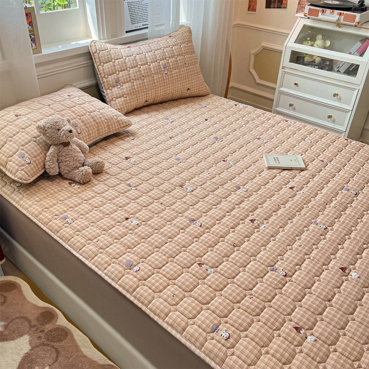 91家纺网 家纺一手货源 找家纺 布卢姆床垫 2025新款A类皱皱纱印花夹棉床笠 焦糖小狗