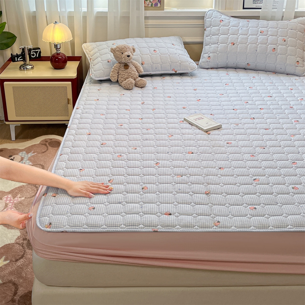 91家纺网 家纺一手货源 找家纺 布卢姆床垫 2025新款A类皱皱纱印花夹棉床笠 甜心草莓