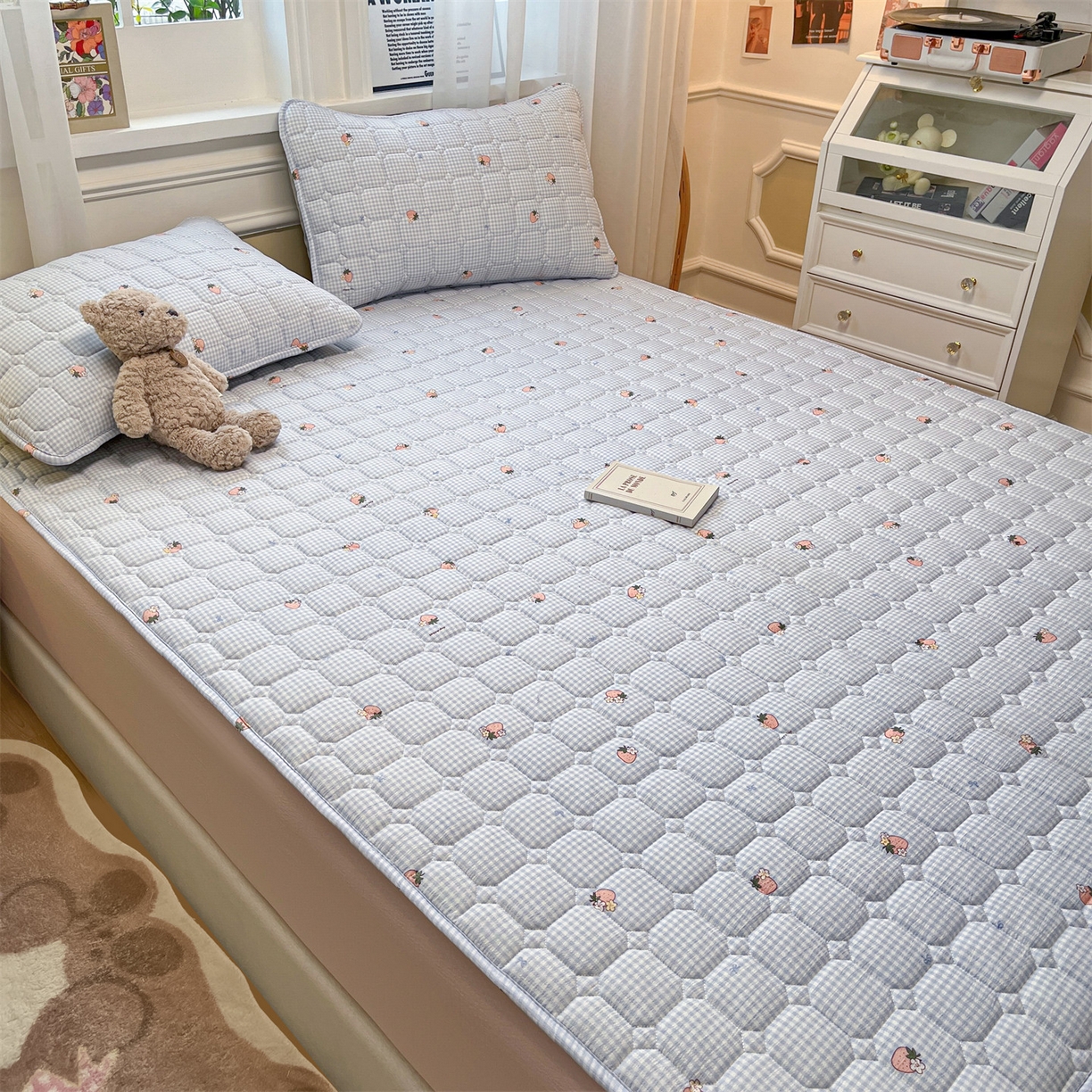 91家纺网 家纺一手货源 找家纺 布卢姆床垫 2025新款A类皱皱纱印花夹棉床笠 甜心草莓