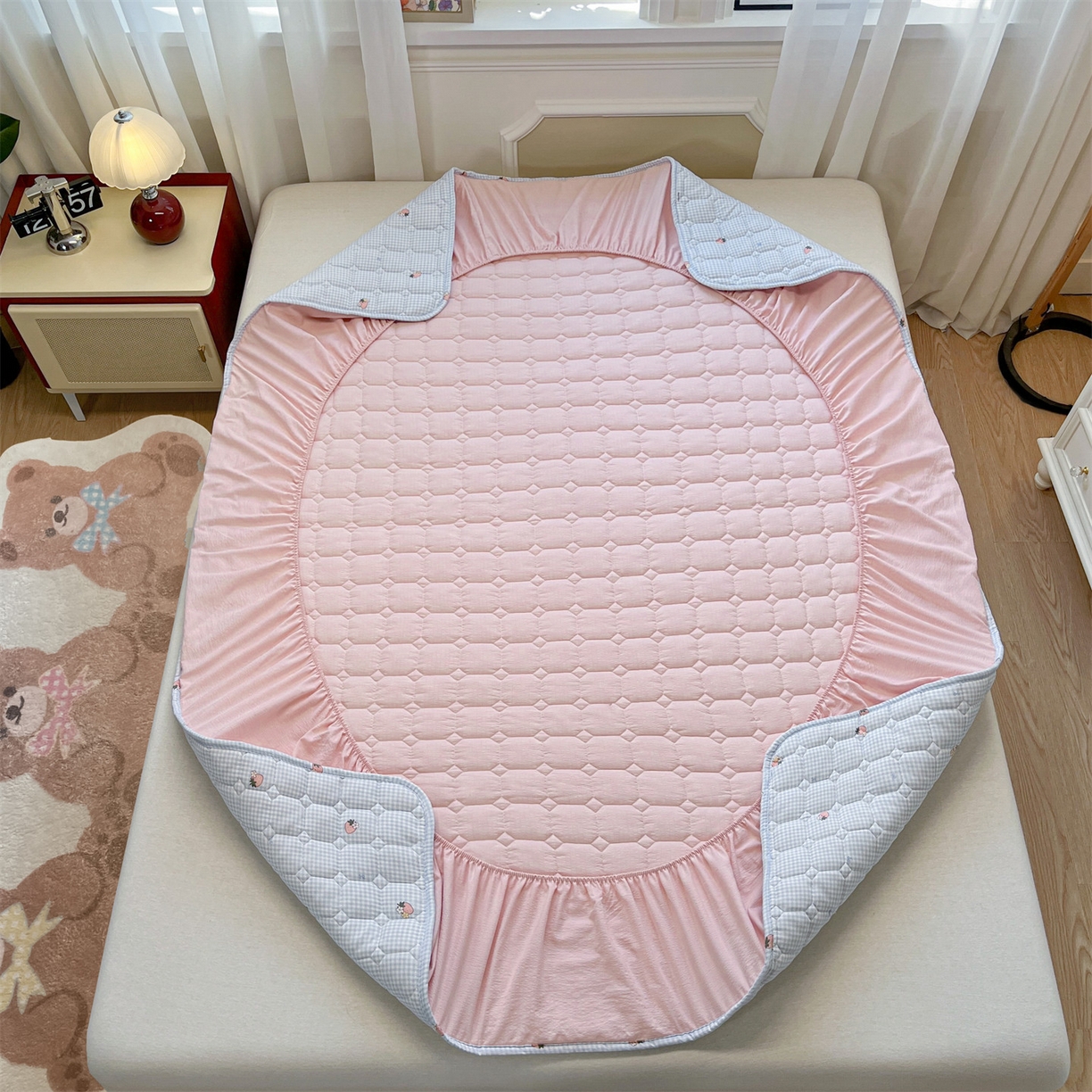 91家纺网 家纺一手货源 找家纺 布卢姆床垫 2025新款A类皱皱纱印花夹棉床笠 甜心草莓