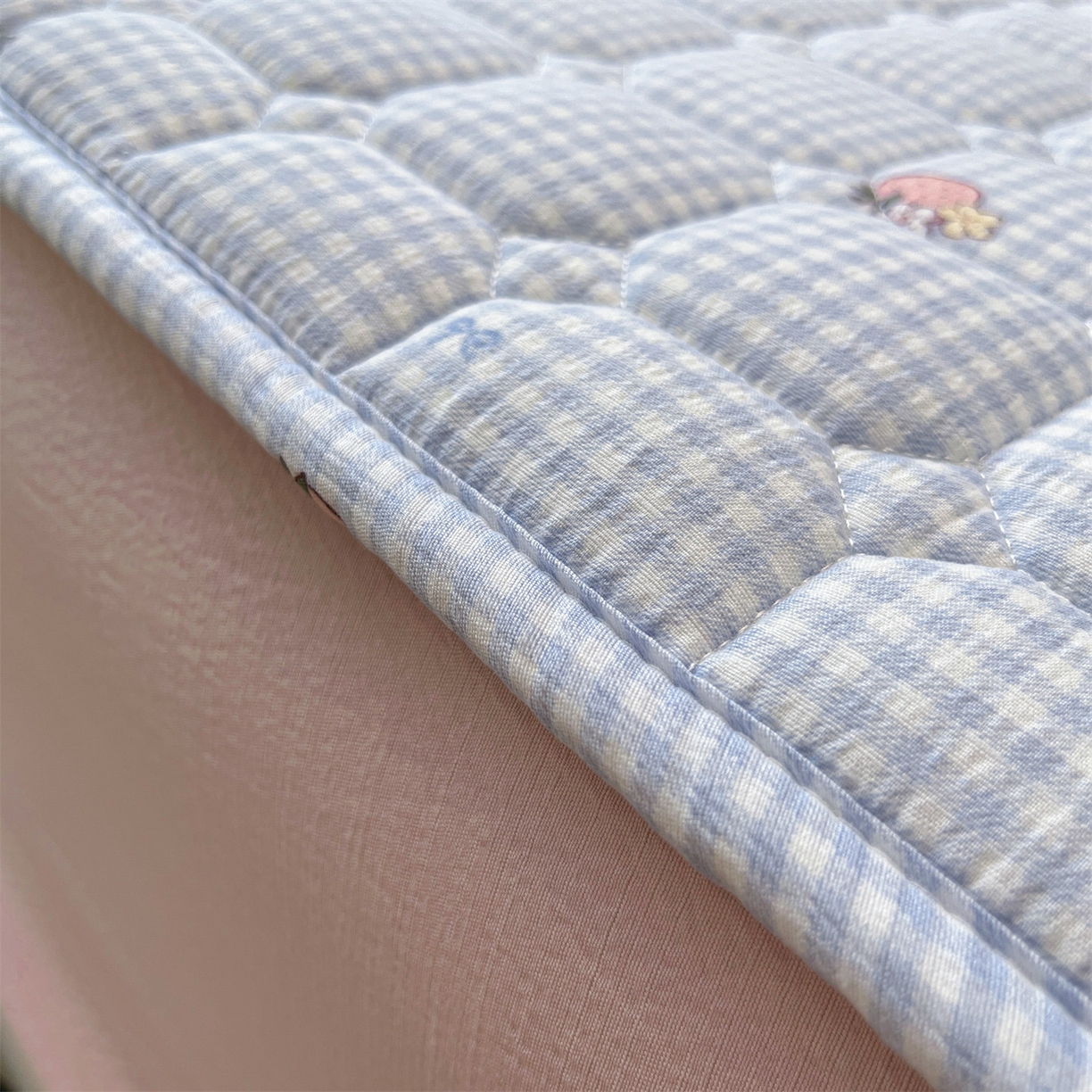 91家纺网 家纺一手货源 找家纺 布卢姆床垫 2025新款A类皱皱纱印花夹棉床笠 甜心草莓