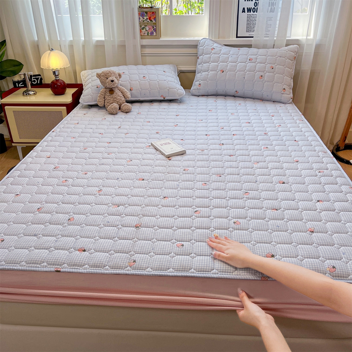 91家纺网 家纺一手货源 找家纺 布卢姆床垫 2025新款A类皱皱纱印花夹棉床笠 甜心草莓