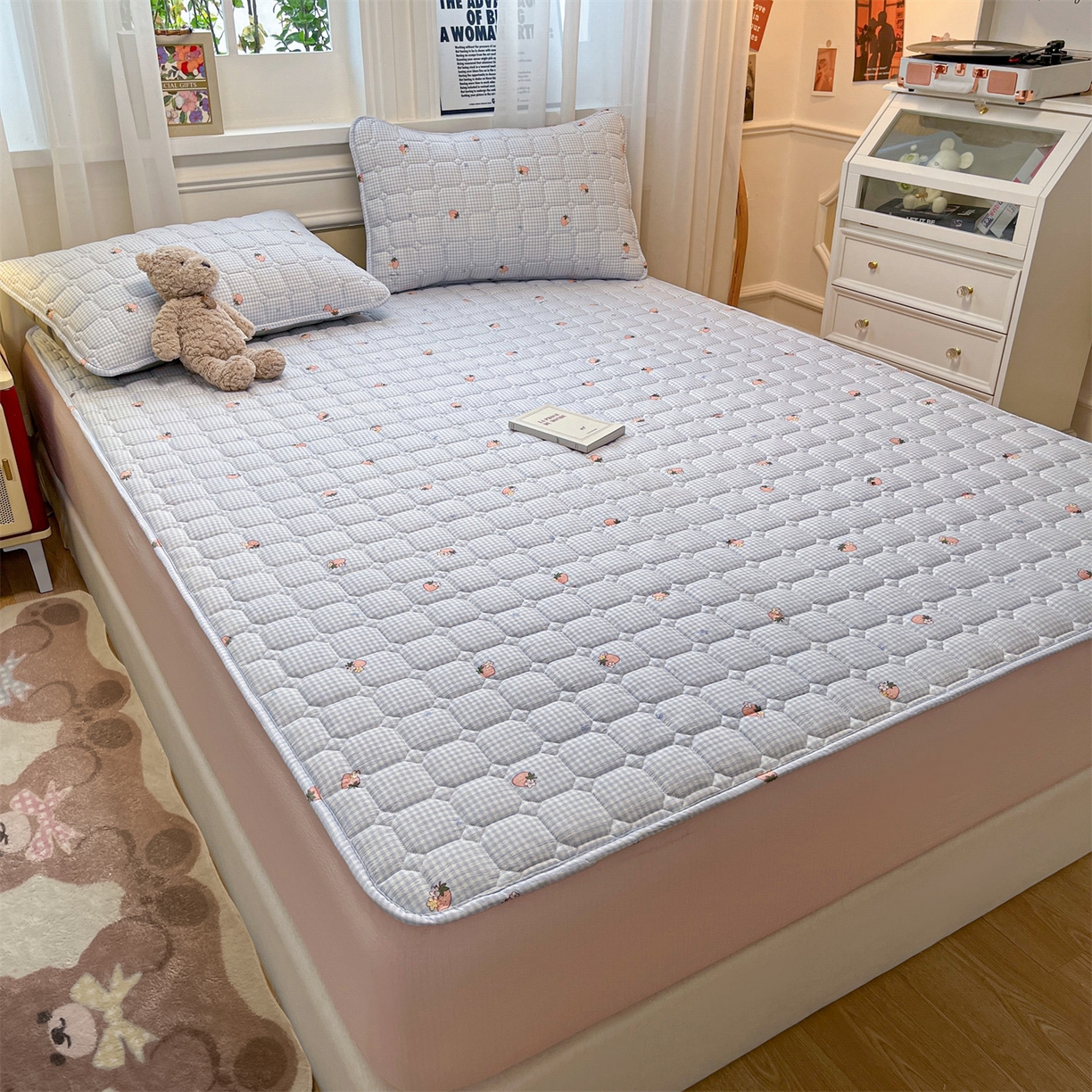 91家纺网 家纺一手货源 找家纺 布卢姆床垫 2025新款A类皱皱纱印花夹棉床笠 甜心草莓