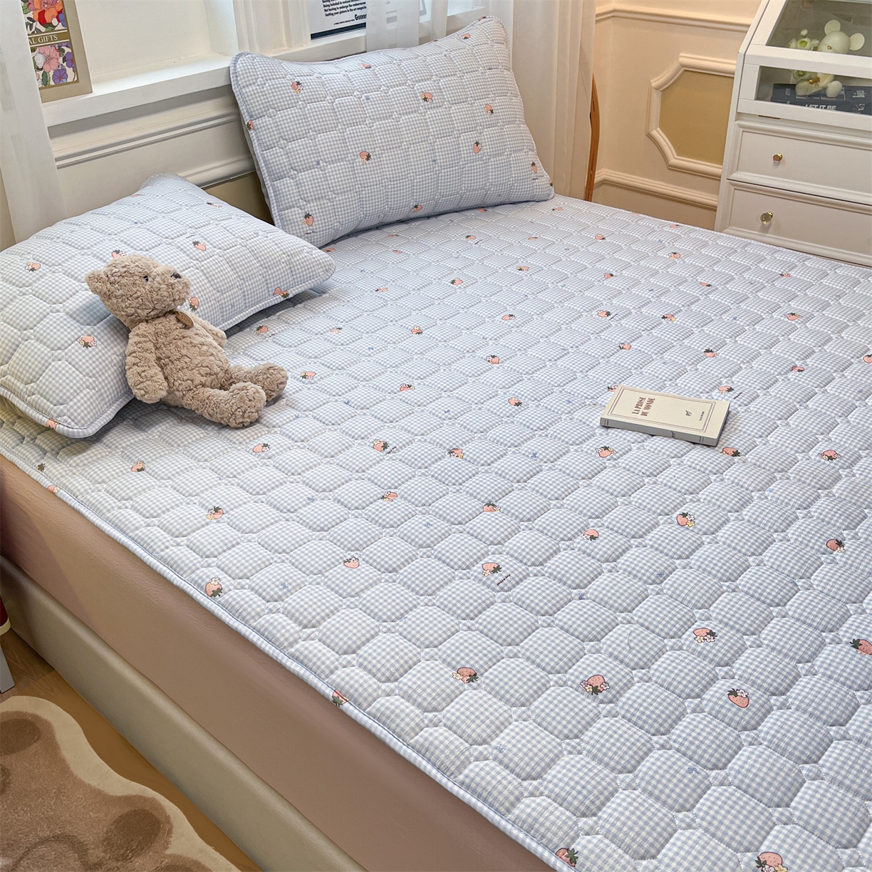 91家纺网 家纺一手货源 找家纺 布卢姆床垫 2025新款A类皱皱纱印花夹棉床笠 甜心草莓