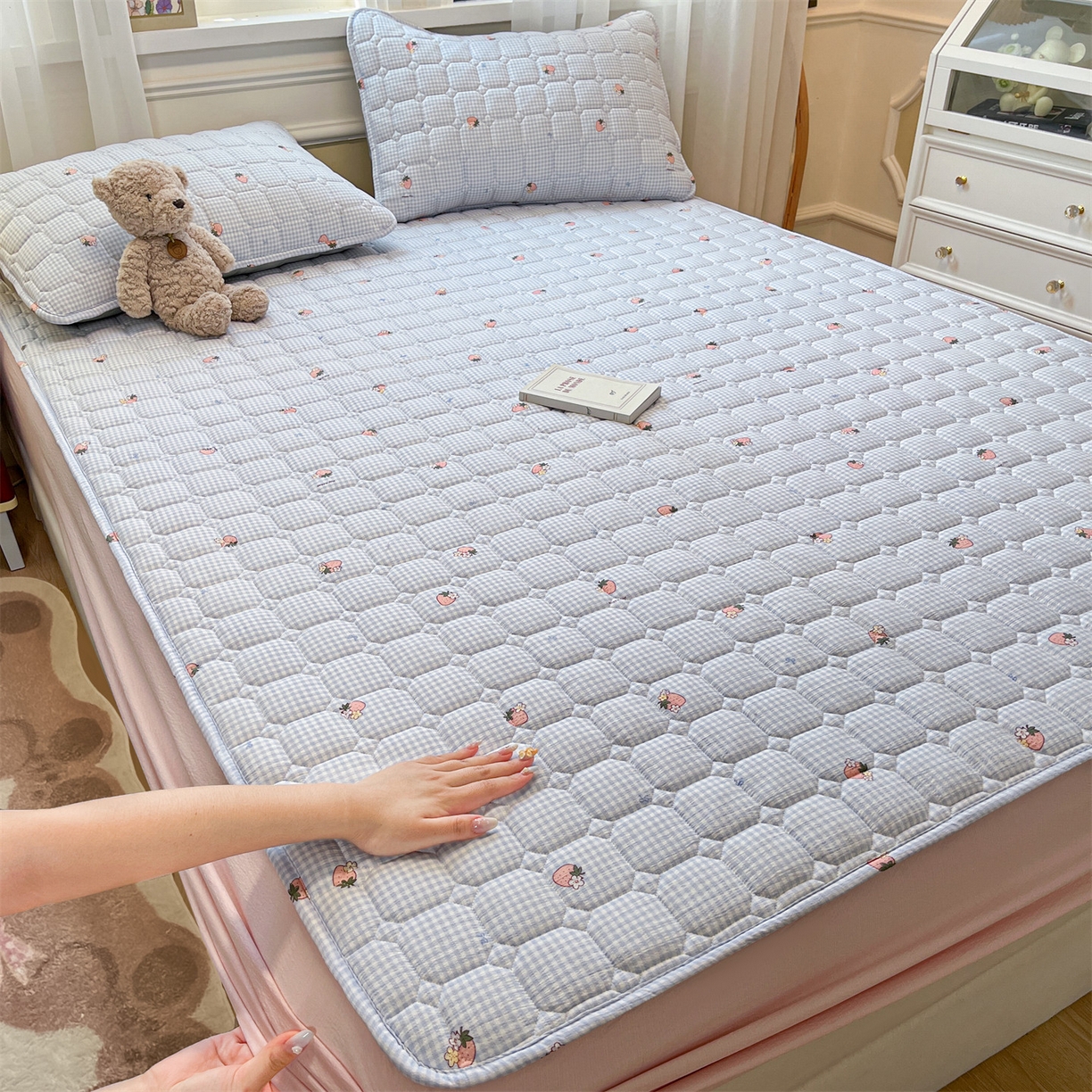 91家纺网 家纺一手货源 找家纺 布卢姆床垫 2025新款A类皱皱纱印花夹棉床笠 甜心草莓