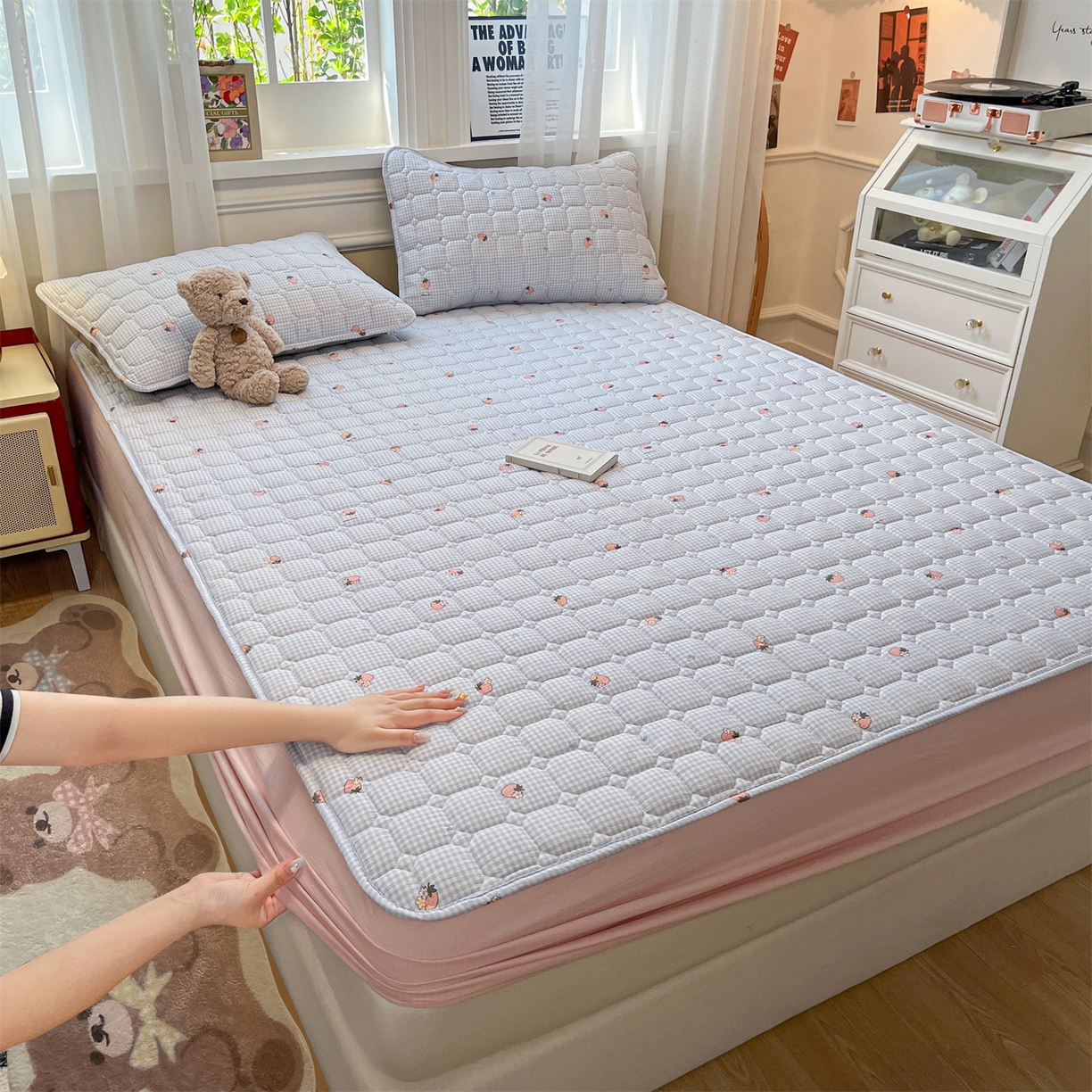 91家纺网 家纺一手货源 找家纺 布卢姆床垫 2025新款A类皱皱纱印花夹棉床笠 甜心草莓