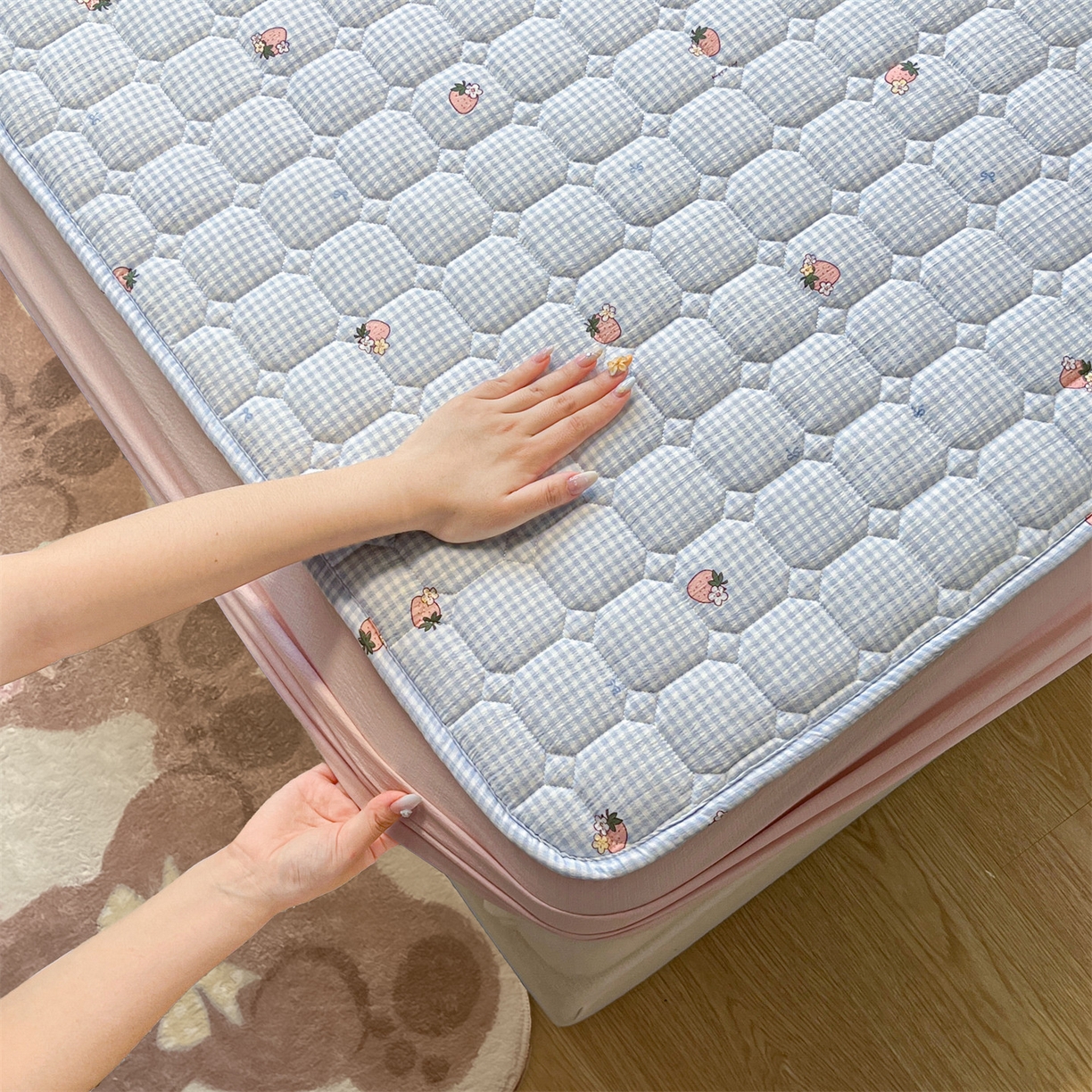91家纺网 家纺一手货源 找家纺 布卢姆床垫 2025新款A类皱皱纱印花夹棉床笠 甜心草莓