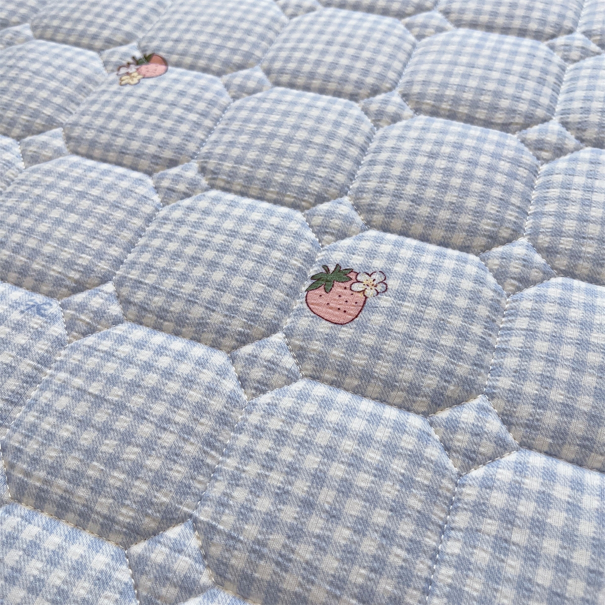 91家纺网 家纺一手货源 找家纺 布卢姆床垫 2025新款A类皱皱纱印花夹棉床笠 甜心草莓