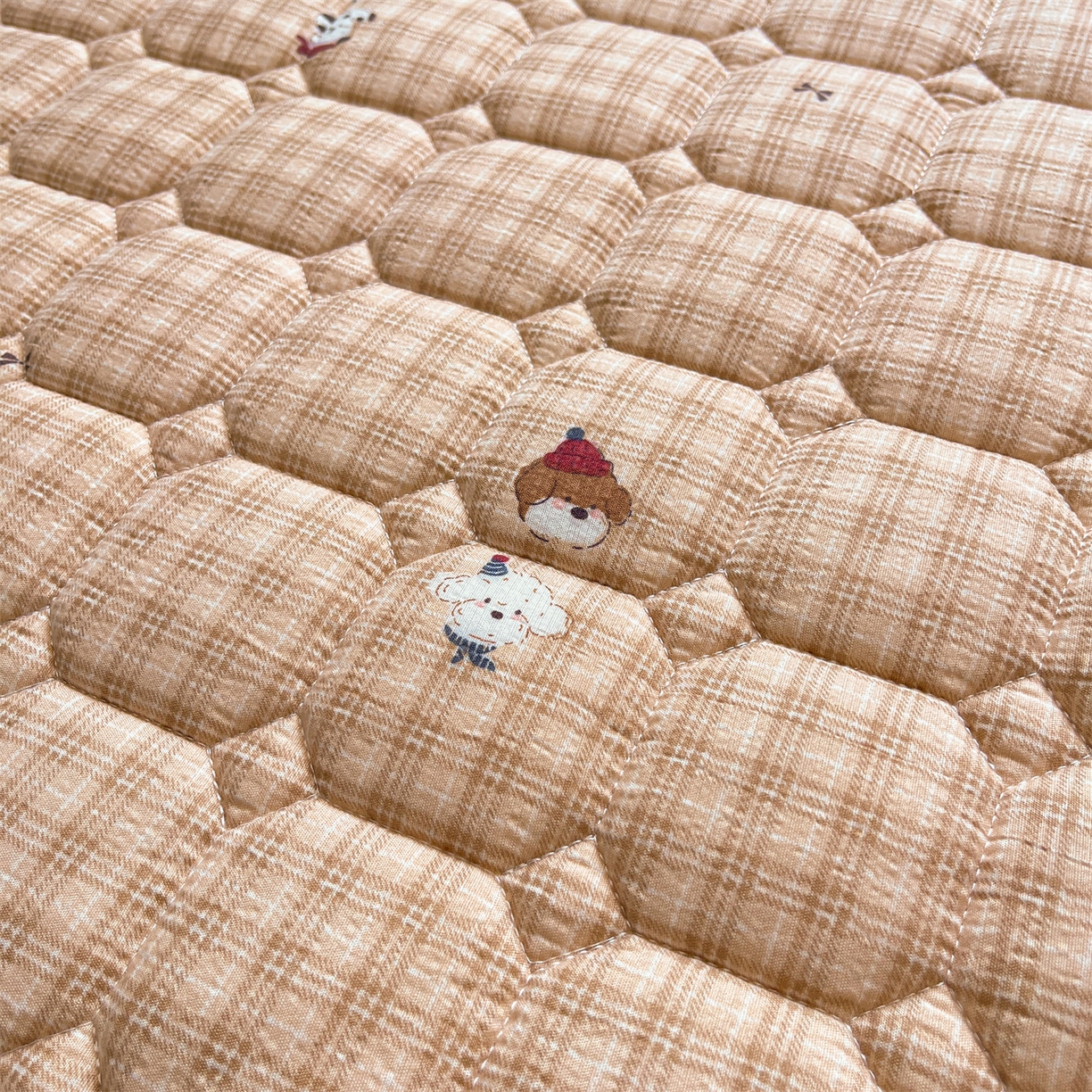 91家纺网 家纺一手货源 找家纺 布卢姆床垫 2025新款A类皱皱纱印花夹棉床笠 焦糖小狗