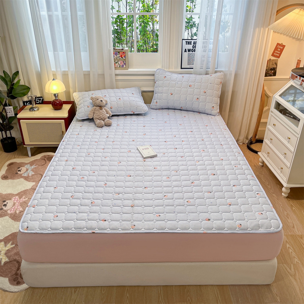 91家纺网 家纺一手货源 找家纺 布卢姆床垫 2025新款A类皱皱纱印花夹棉床笠 甜心草莓