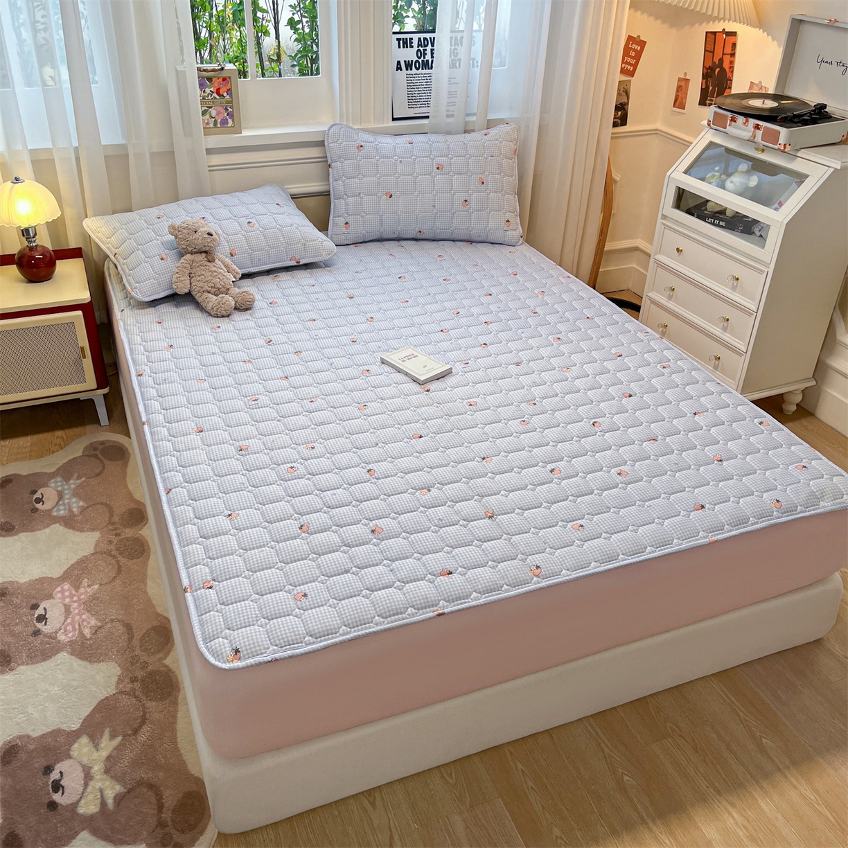 91家纺网 家纺一手货源 找家纺 布卢姆床垫 2025新款A类皱皱纱印花夹棉床笠 甜心草莓