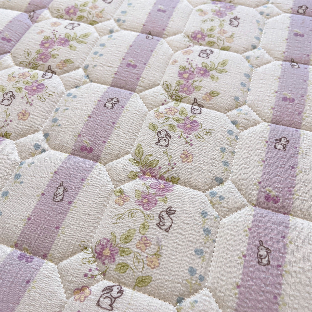 91家纺网 家纺一手货源 找家纺 布卢姆床垫 2025新款A类皱皱纱印花夹棉床笠 花园小兔