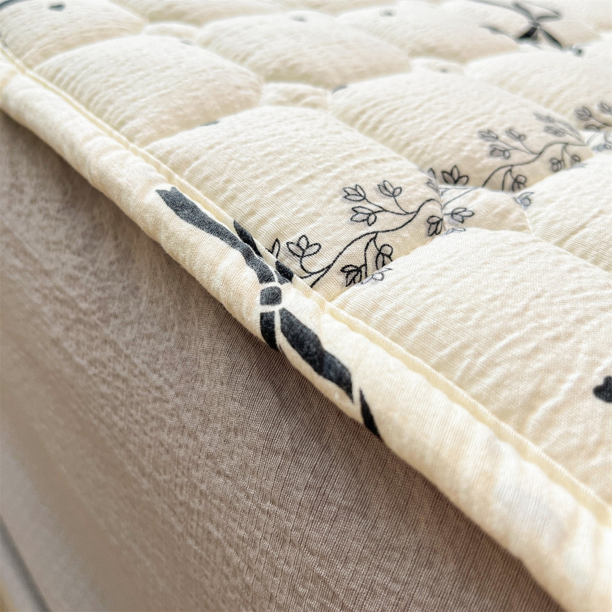 91家纺网 家纺一手货源 找家纺 布卢姆床垫 2025新款A类皱皱纱印花夹棉床笠 蝴蝶可颂