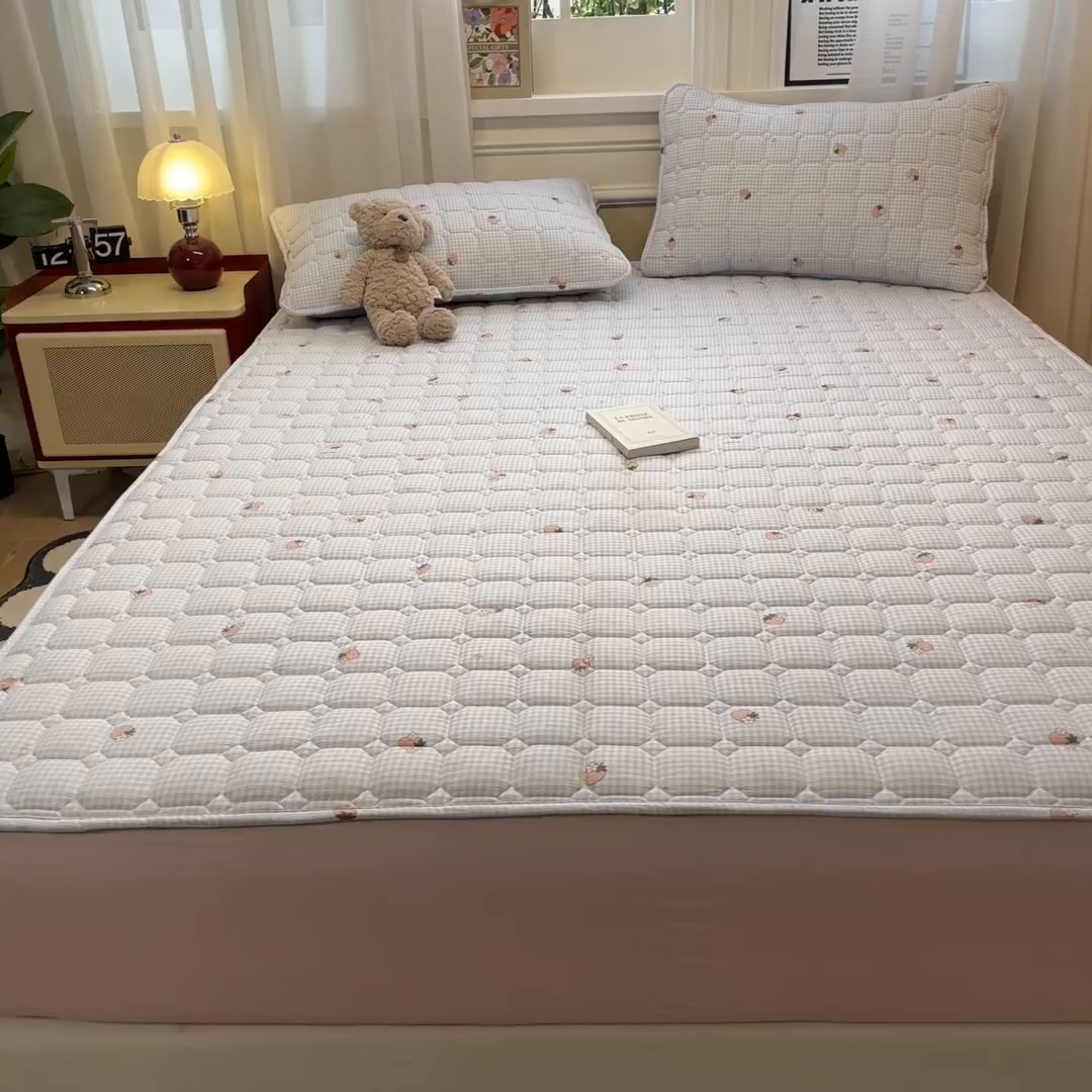 91家纺网 家纺一手货源 找家纺 布卢姆床垫 2025新款A类皱皱纱印花夹棉床笠 甜心草莓
