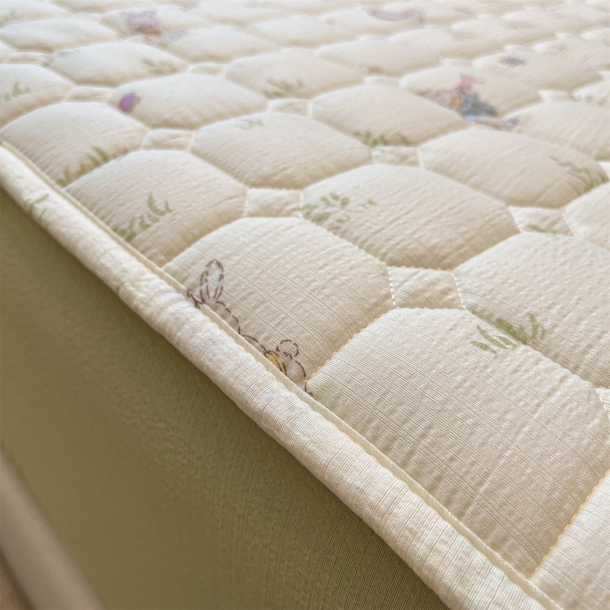 91家纺网 家纺一手货源 找家纺 布卢姆床垫 2025新款A类皱皱纱印花夹棉床笠 森林舞会