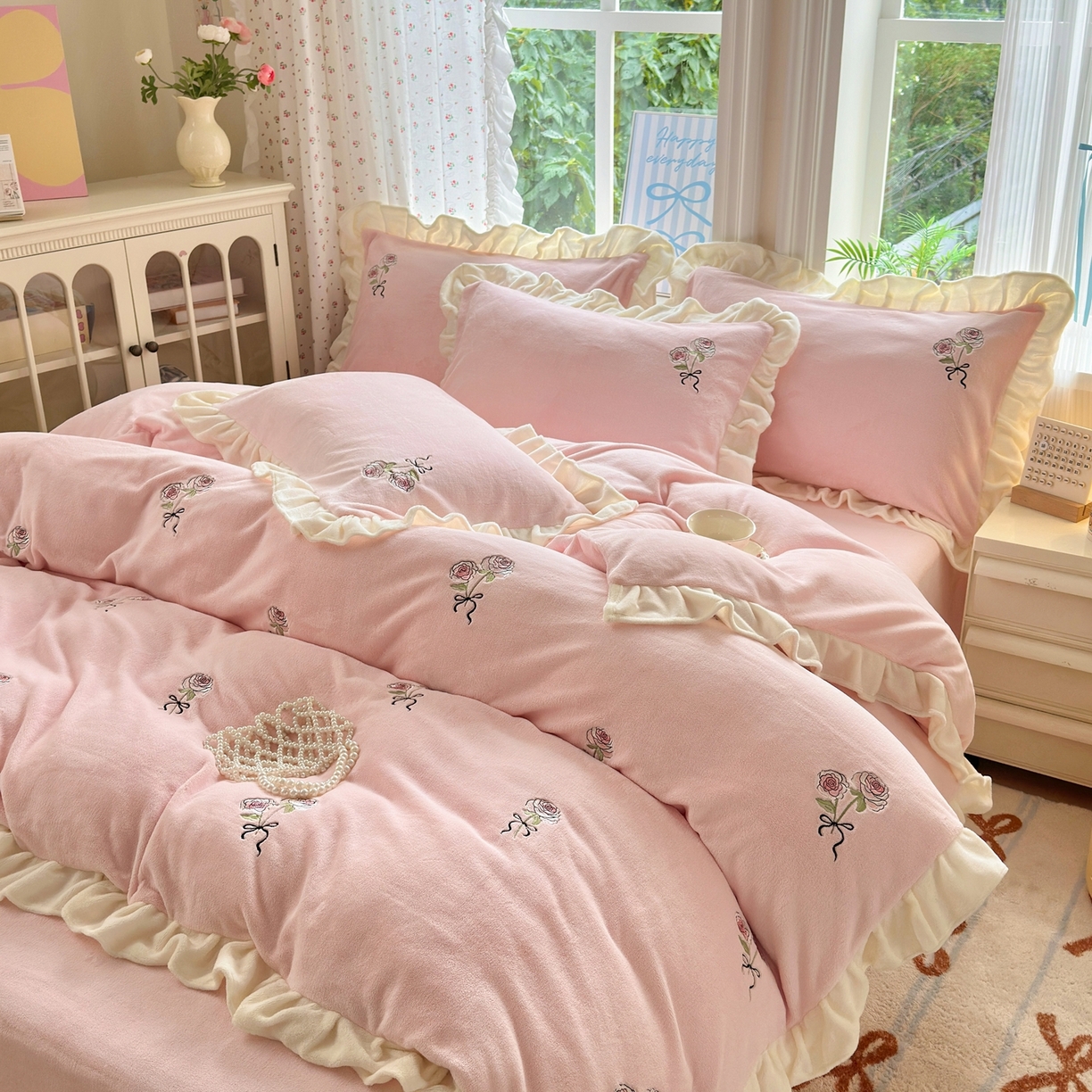 91家纺网 家纺一手货源 找家纺 （总）娜娜 2025新款法式花边刺绣牛奶绒四件套