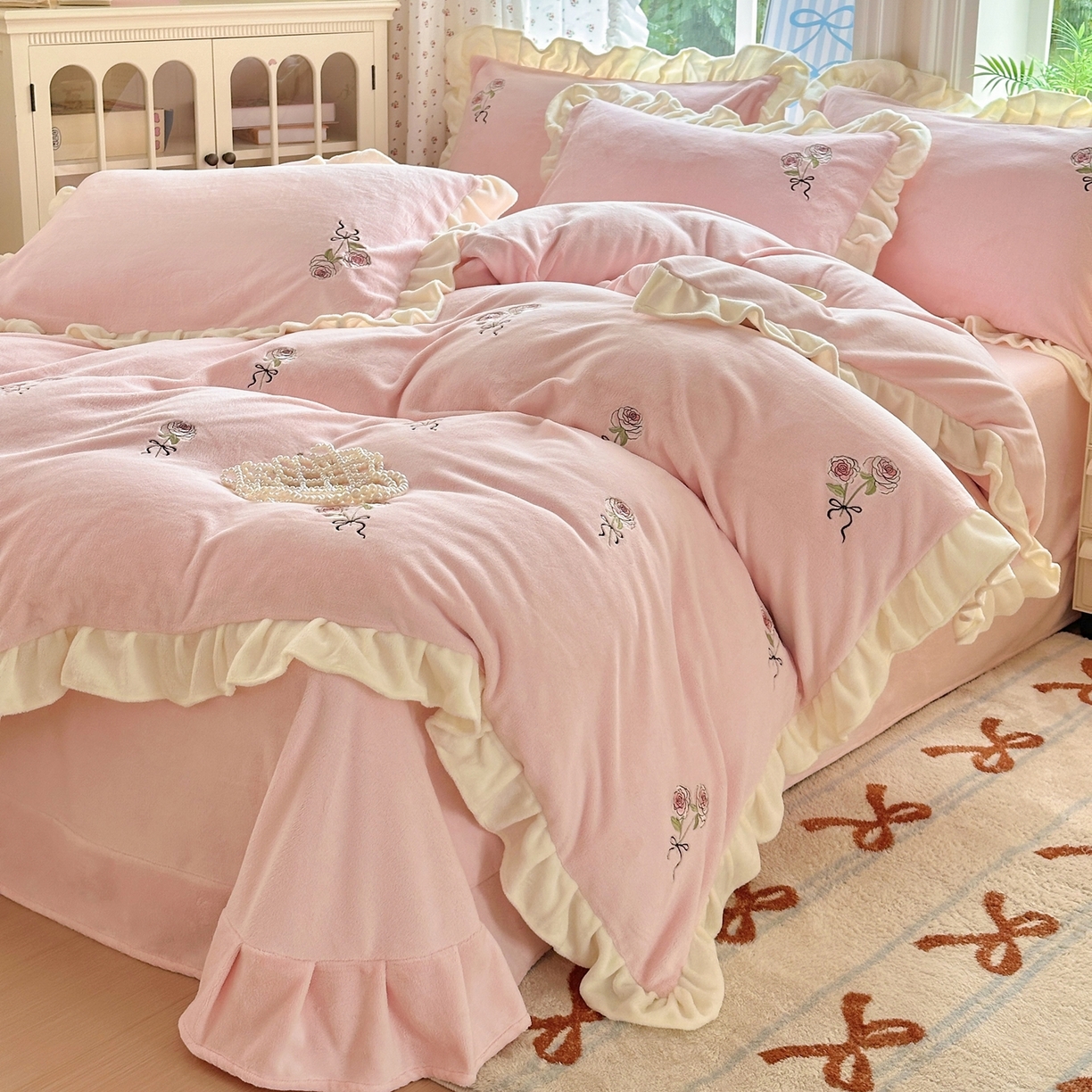 91家纺网 家纺一手货源 找家纺 （总）娜娜 2025新款法式花边刺绣牛奶绒四件套