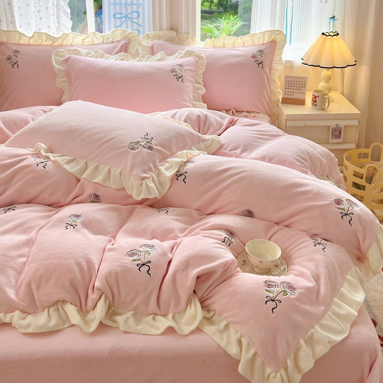 91家纺网 家纺一手货源 找家纺 （总）娜娜 2025新款法式花边刺绣牛奶绒四件套