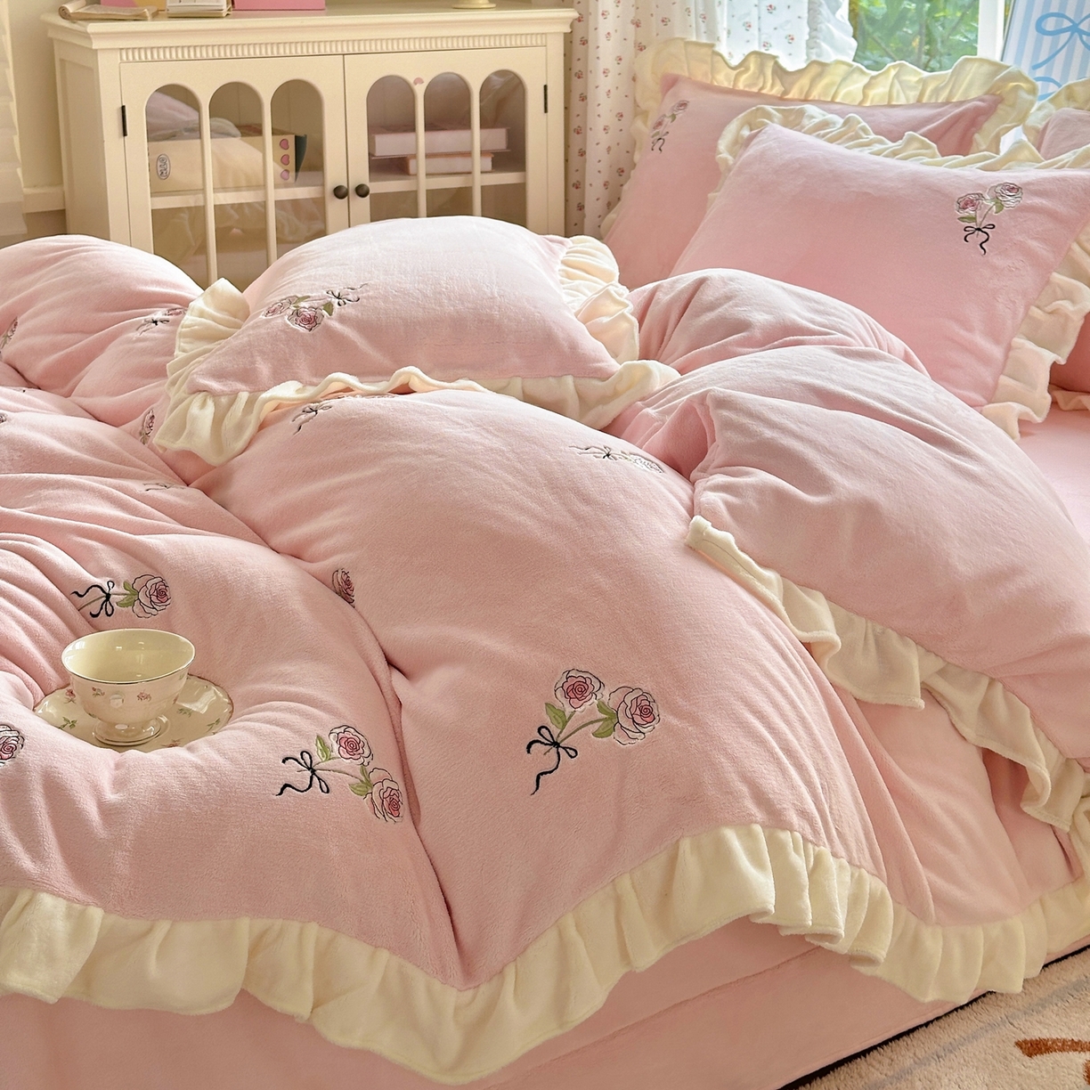 91家纺网 家纺一手货源 找家纺 （总）娜娜 2025新款法式花边刺绣牛奶绒四件套