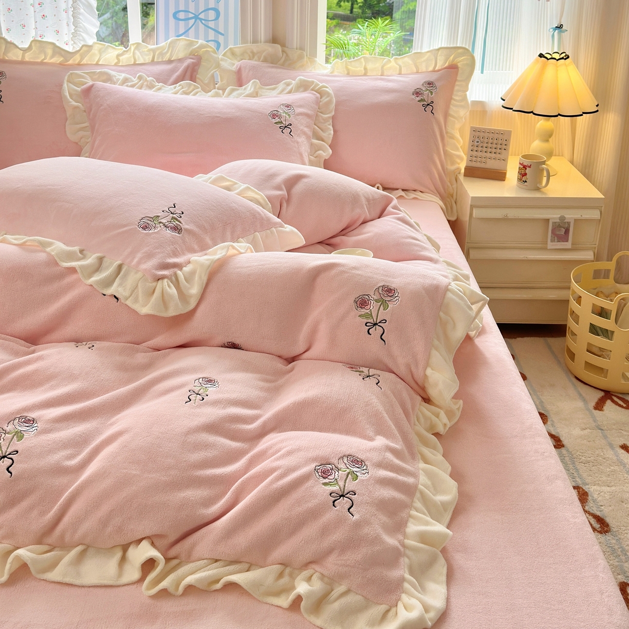 91家纺网 家纺一手货源 找家纺 （总）娜娜 2025新款法式花边刺绣牛奶绒四件套