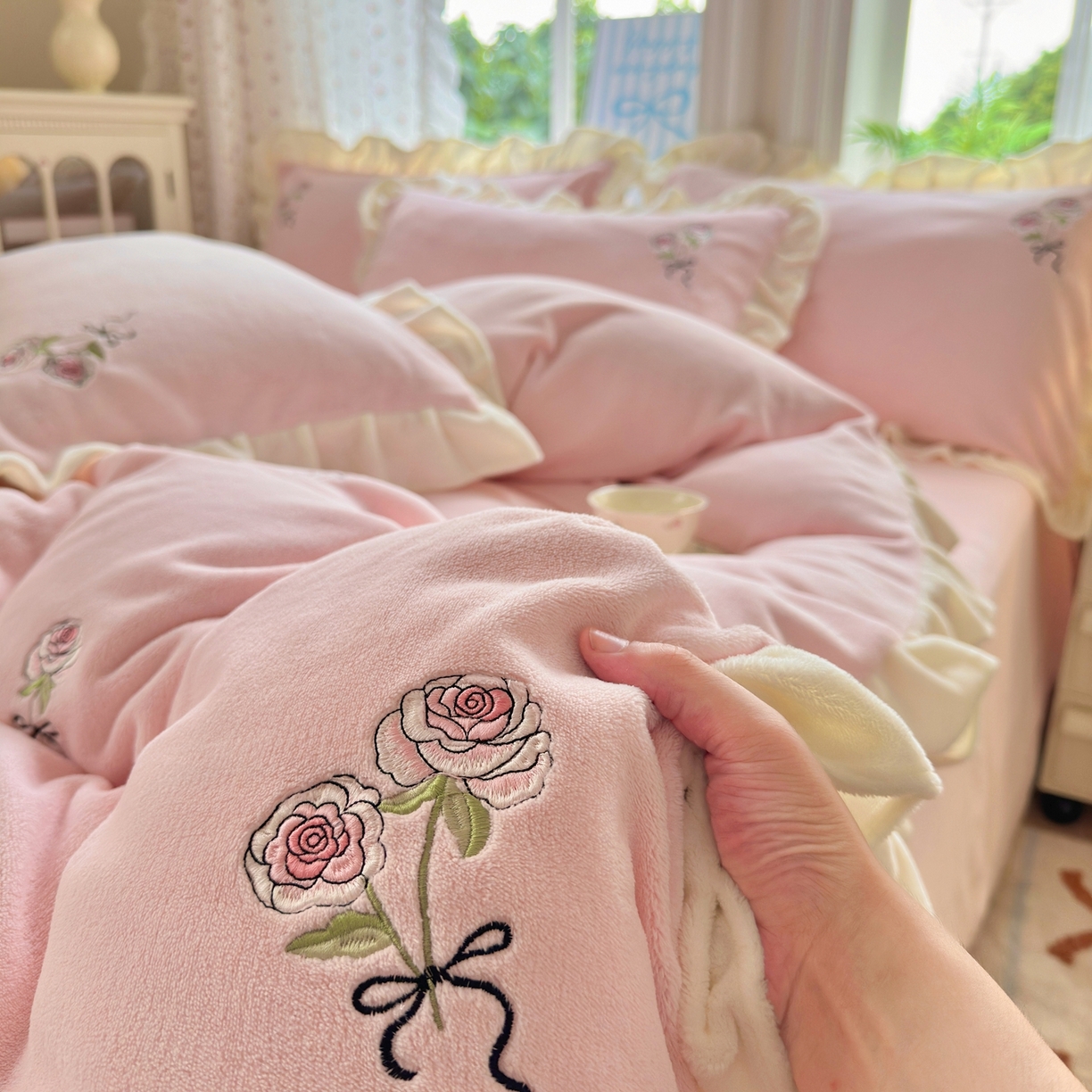 91家纺网 家纺一手货源 找家纺 （总）娜娜 2025新款法式花边刺绣牛奶绒四件套