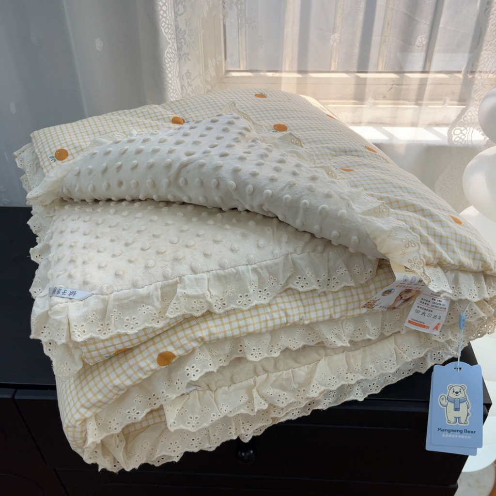 91家纺网 家纺一手货源 找家纺 暖居 2025新款纯棉花边款春秋豆豆被四季通用 小橘子