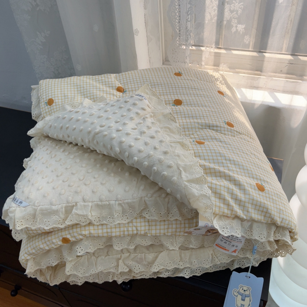 91家纺网 家纺一手货源 找家纺 暖居 2025新款纯棉花边款春秋豆豆被四季通用 小橘子