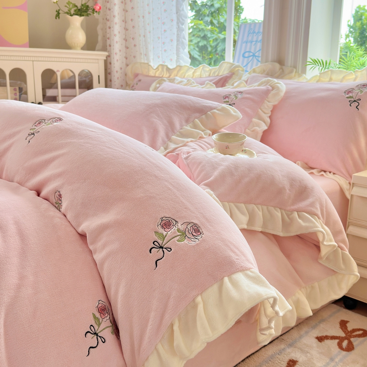 91家纺网 家纺一手货源 找家纺 娜娜 2025新款法式花边刺绣牛奶绒四件套 云间玫瑰-嫩粉