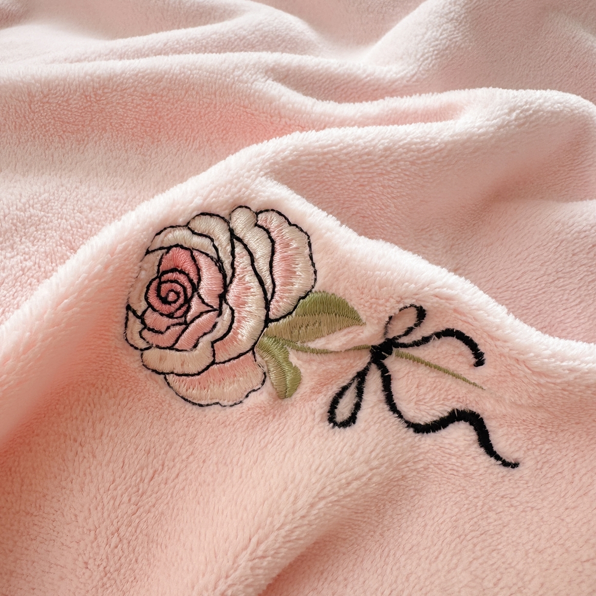 91家纺网 家纺一手货源 找家纺 娜娜 2025新款法式花边刺绣牛奶绒四件套 云间玫瑰-嫩粉