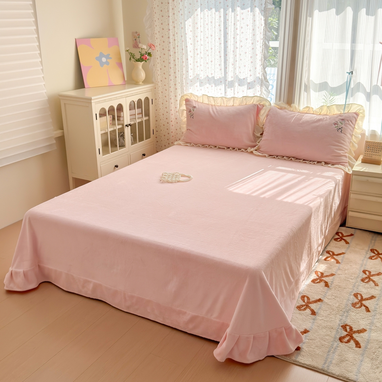 91家纺网 家纺一手货源 找家纺 娜娜 2025新款法式花边刺绣牛奶绒四件套 云间玫瑰-嫩粉