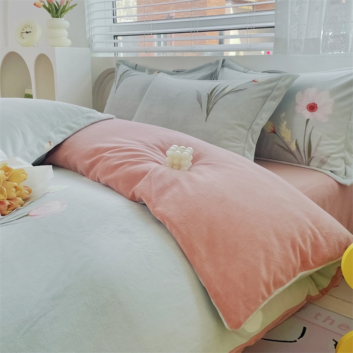 91家纺网 家纺一手货源 找家纺 锦罗绣 2025新款230克牛奶绒印花四件套秋意恋人