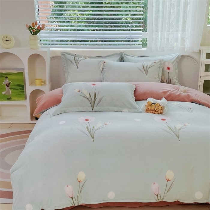 91家纺网 家纺一手货源 找家纺 锦罗绣 2025新款230克牛奶绒印花四件套秋意恋人