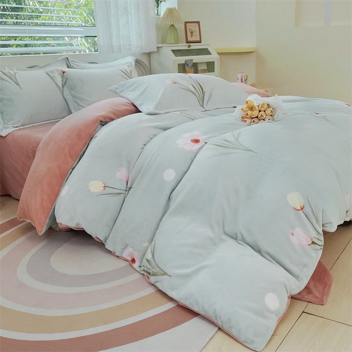 91家纺网 家纺一手货源 找家纺 锦罗绣 2025新款230克牛奶绒印花四件套秋意恋人