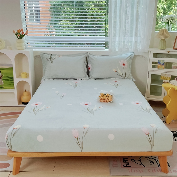 91家纺网 家纺一手货源 找家纺 锦罗绣 2025新款230克牛奶绒印花四件套秋意恋人