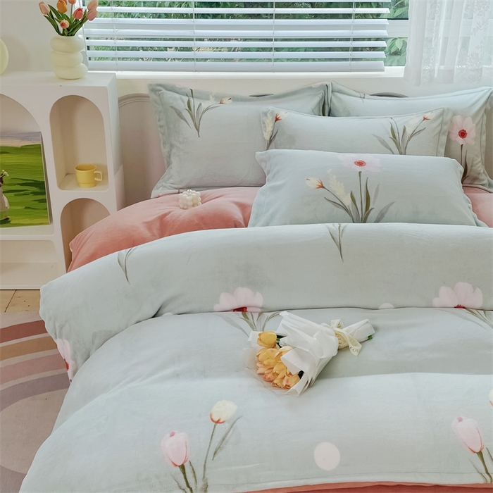 91家纺网 家纺一手货源 找家纺 锦罗绣 2025新款230克牛奶绒印花四件套秋意恋人