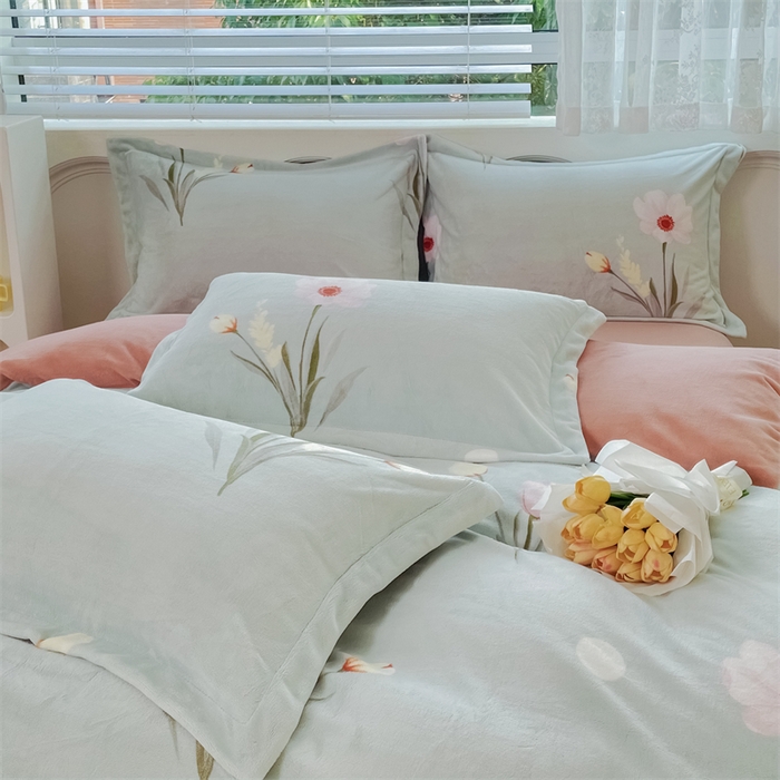 91家纺网 家纺一手货源 找家纺 锦罗绣 2025新款230克牛奶绒印花四件套秋意恋人