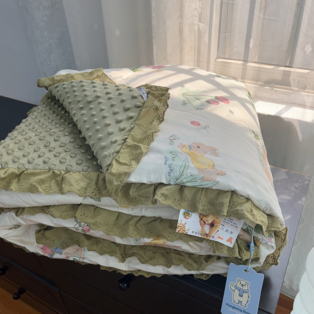 91家纺网 家纺一手货源 找家纺 暖居 2025新款纯棉花边款春秋豆豆被四季通用 幸运兔