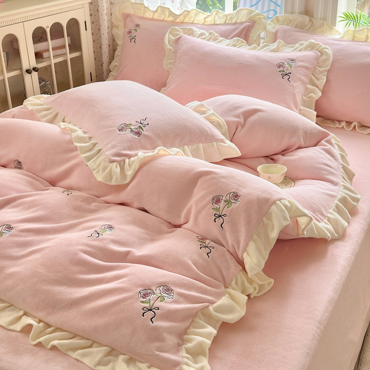 91家纺网 家纺一手货源 找家纺 娜娜 2025新款法式花边刺绣牛奶绒四件套 云间玫瑰-嫩粉