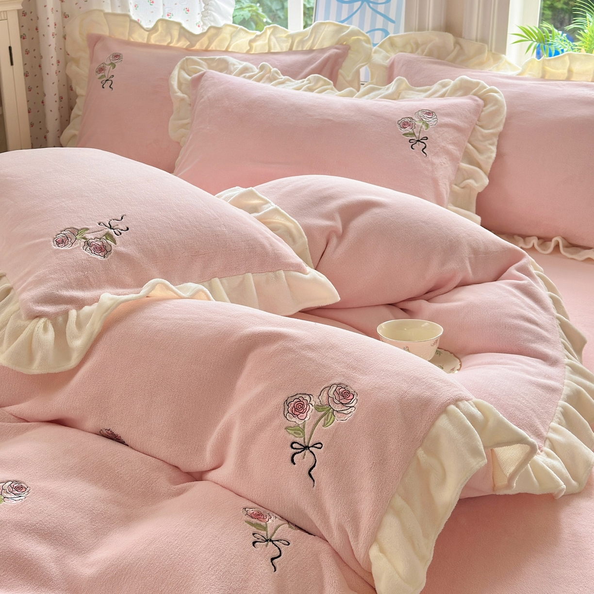 91家纺网 家纺一手货源 找家纺 娜娜 2025新款法式花边刺绣牛奶绒四件套 云间玫瑰-嫩粉