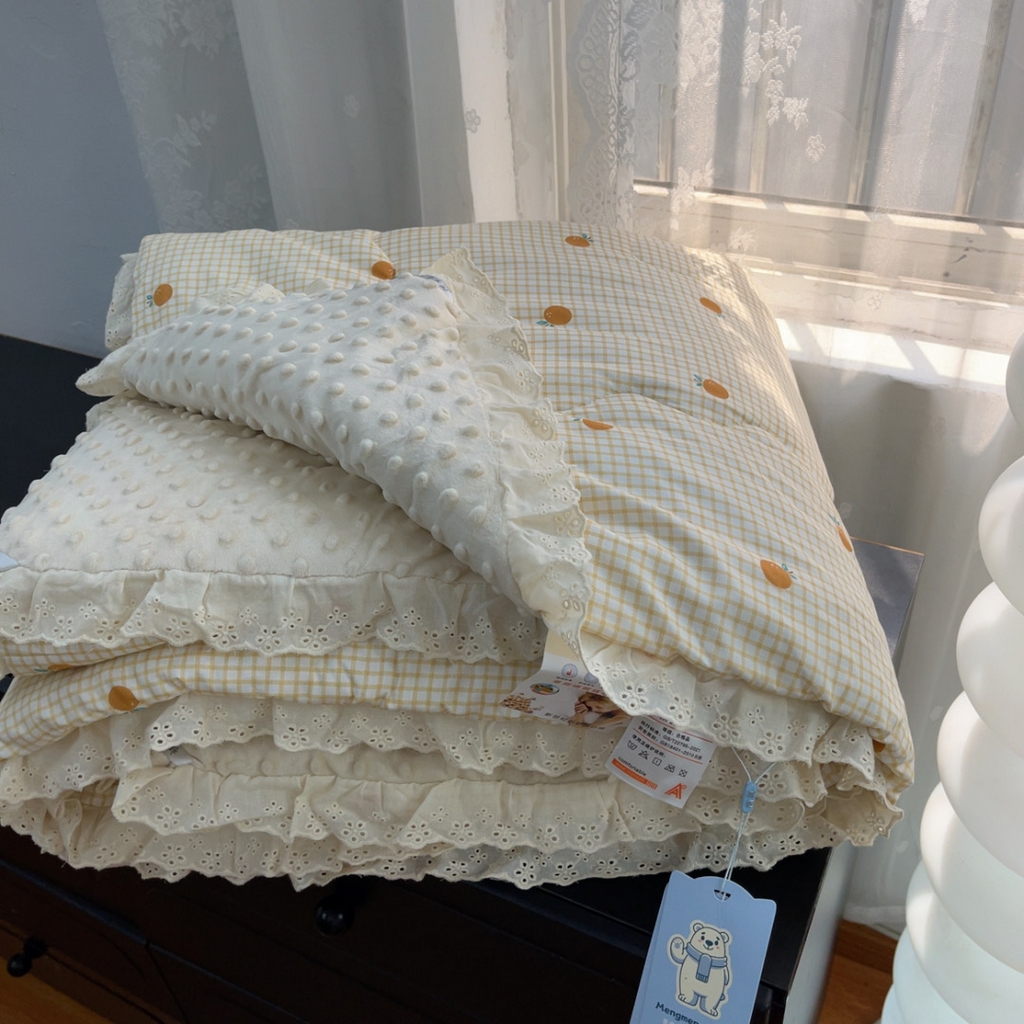 91家纺网 家纺一手货源 找家纺 暖居 2025新款纯棉花边款春秋豆豆被四季通用 小橘子