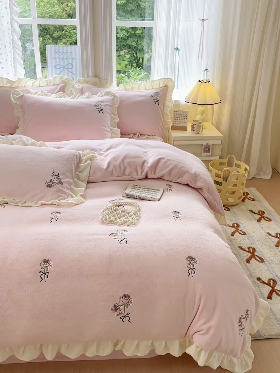 91家纺网 家纺一手货源 找家纺 娜娜 2025新款法式花边刺绣牛奶绒四件套 云间玫瑰-嫩粉