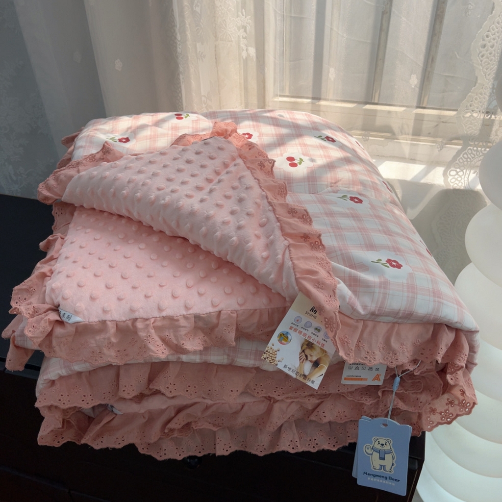 91家纺网 家纺一手货源 找家纺 暖居 2025新款纯棉花边款春秋豆豆被四季通用 樱桃 格子粉