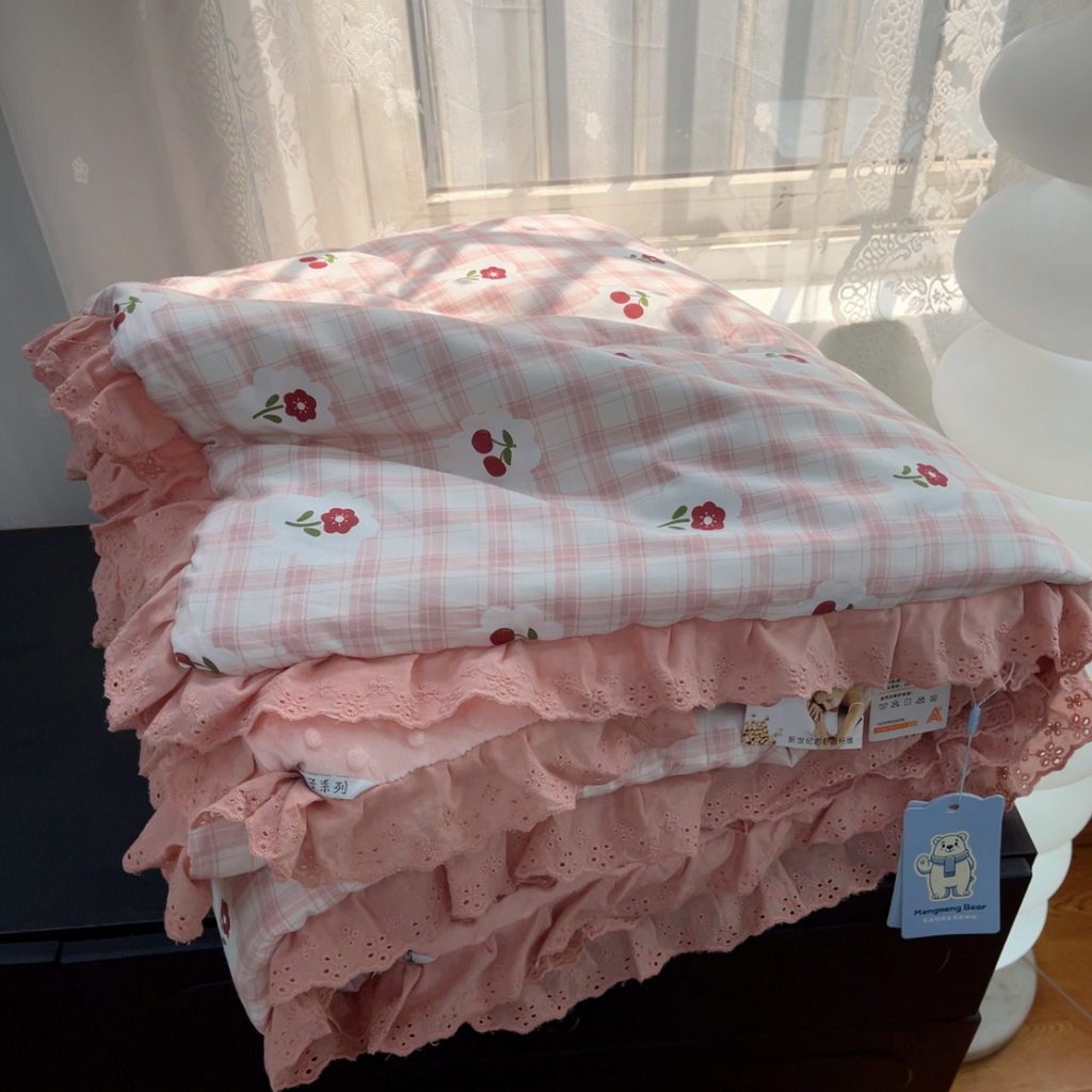 91家纺网 家纺一手货源 找家纺 暖居 2025新款纯棉花边款春秋豆豆被四季通用 樱桃 格子粉